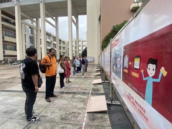 师生观看“信访举报知识”主题宣传展