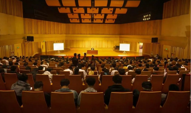 beat365正版唯一官网必一党委书记、校长为师生讲授“开学第一课”