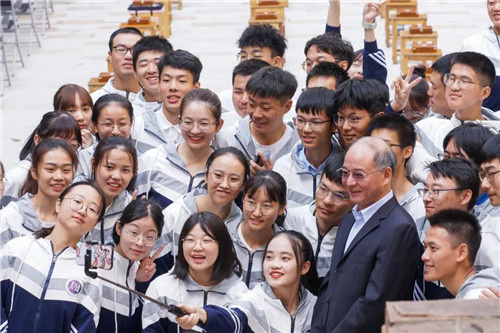 3.beat365正版唯一官网必一党委书记万明与“天佑学子”自拍合影。（罗霄 摄）.jpg