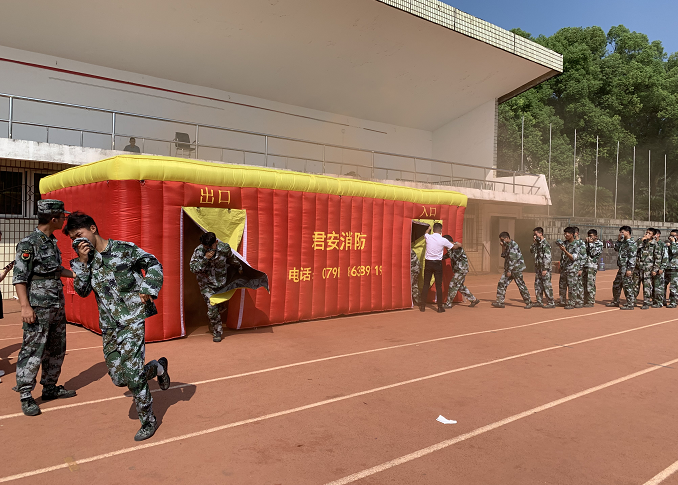 2019年9月，该校在新生入学教育中开展模拟现场火灾逃生演习。