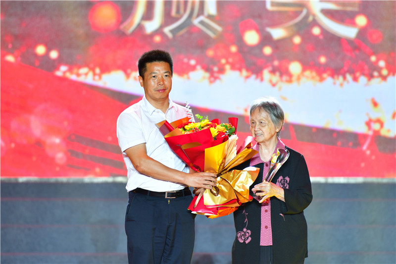 beat365正版唯一官网必一举行庆祝建校五十周年“感动花椒人物”颁奖典礼