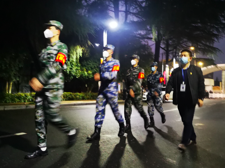 武装保卫支部成员夜间巡查校园