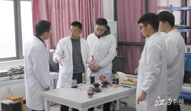 “全国高校黄大年式教师团队”正在指导学生