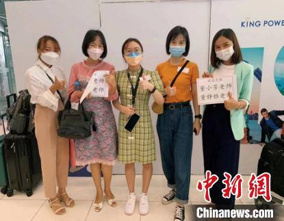 董静雅(右二)与泰国老师。　受访者供图