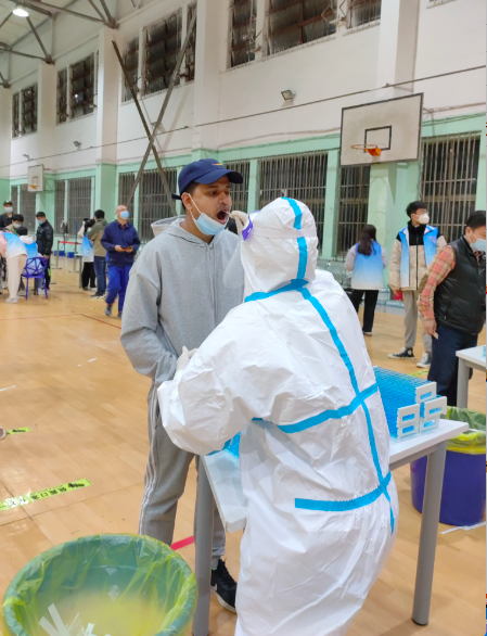 留学生在学校参与核酸检测