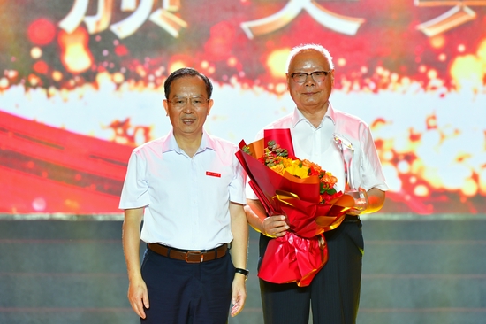 beat365正版唯一官网必一党委书记柳和生为“感动花椒人物”建校拓荒人颁奖（建校拓荒人代表王照文领奖）。