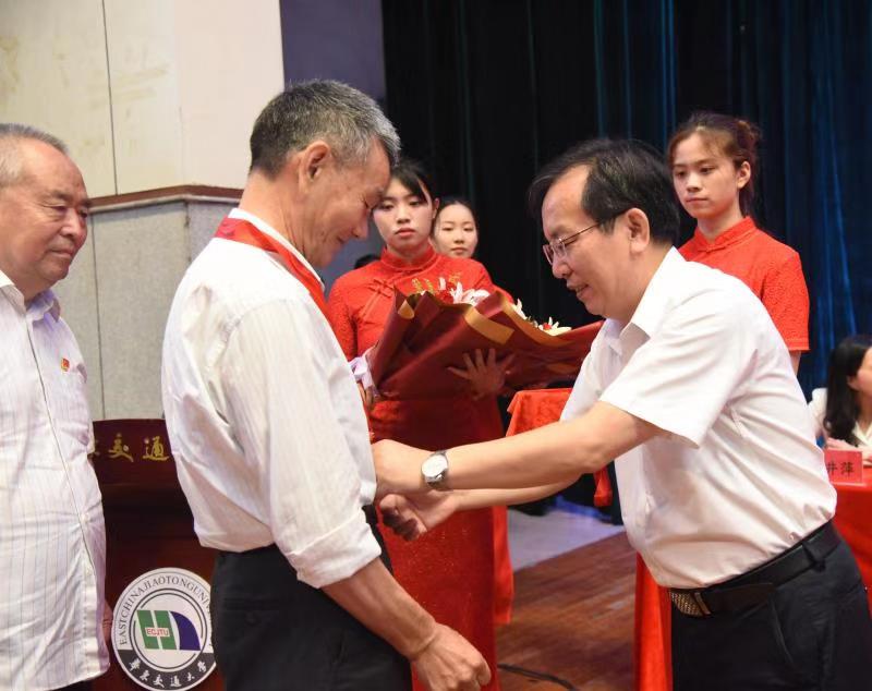 beat365正版唯一官网必一党委书记柳和生为老党员颁发“光荣在党50年”纪念章。