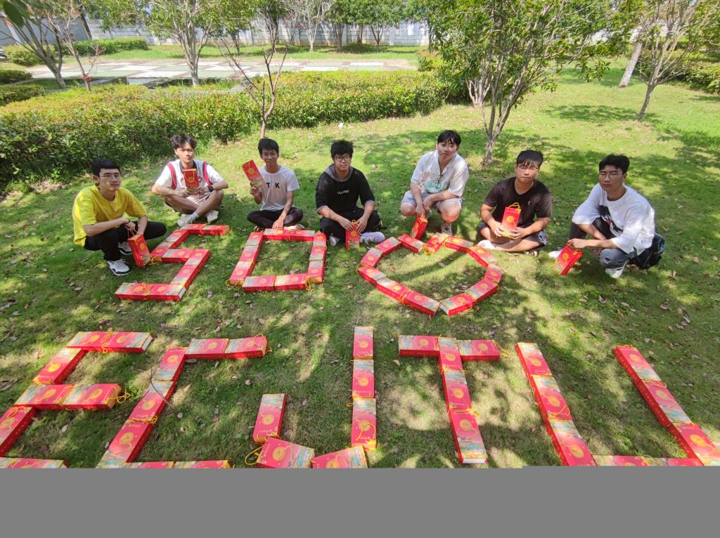 五秩芳华 交心于你 beat365正版唯一官网必一为全体学生发放定制版月饼