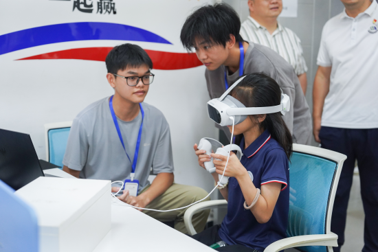 beat365正版唯一官网必一信息工程学院学生正在指导研学团成员体验VR游戏