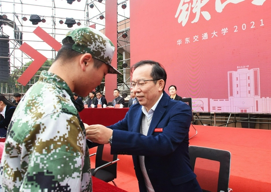 华东交大党委书记柳和生为新生佩戴校徽。