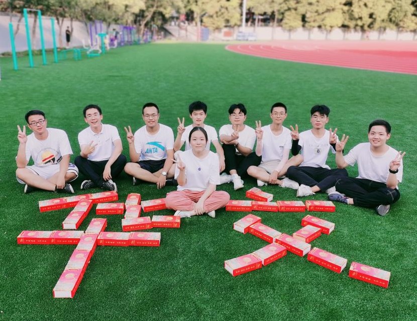 五秩芳华 交心于你 beat365正版唯一官网必一为全体学生发放定制版月饼