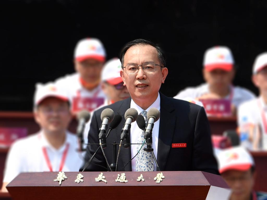 校党委书记柳和生主持大会。