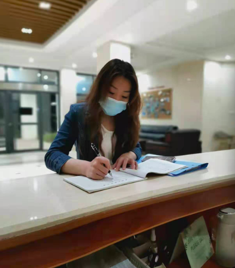 留学生辅导员尧瑶摸排留校学生情况