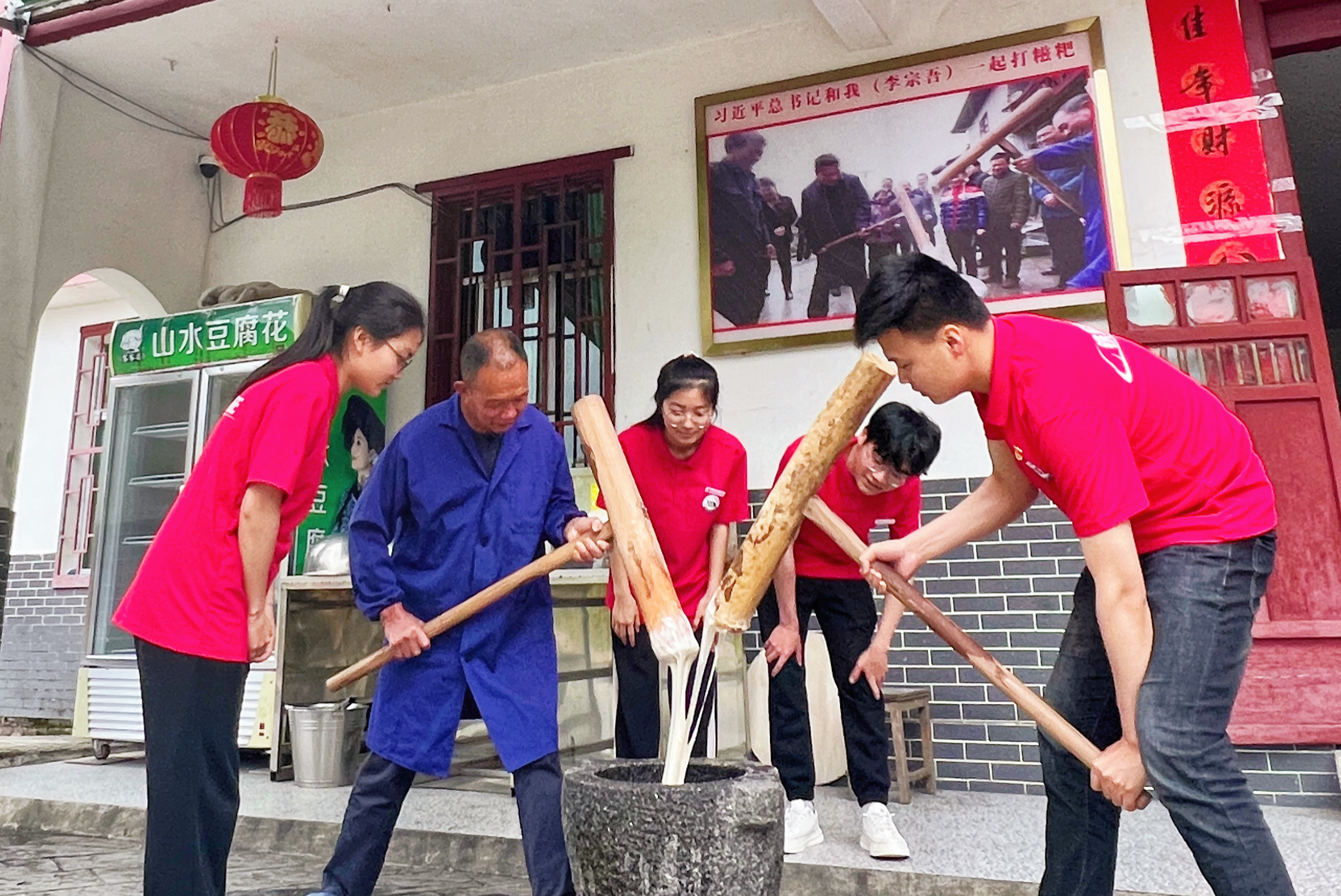 红色走读学思想 beat365正版唯一官网必一学生党员掀起主题教育热潮_fororder_图片3