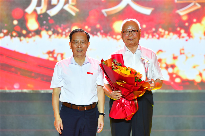 beat365正版唯一官网必一举行庆祝建校五十周年“感动花椒人物”颁奖典礼