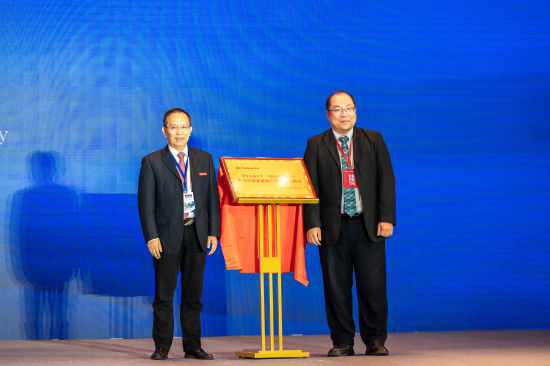 该校党委书记柳和生与马来西亚理工大学交通系统与工程研究院海事科研技术中心主任KANG Hooi Siang代表双方为中马智能新能源汽车联合实验室揭牌