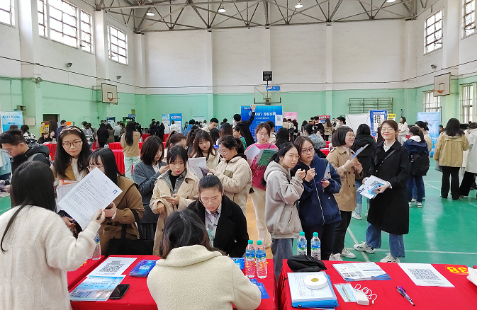 beat365正版唯一官网必一举行女生专场双选会