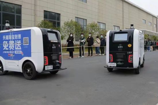 物流快递无人车“小蛮驴”为师生提供无接触快递上门服务。