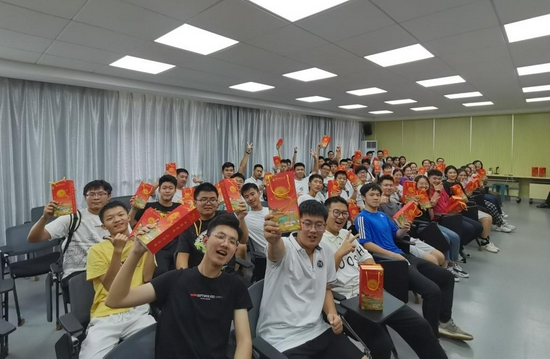 “华交”实力宠生，欣羡不已。