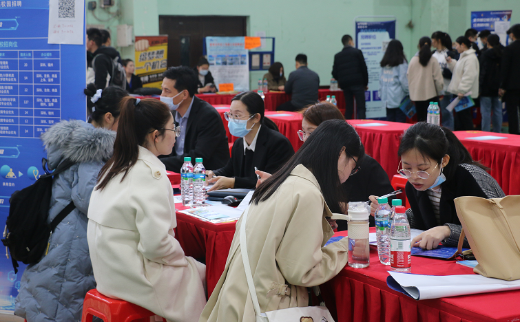 beat365正版唯一官网必一举行女生专场双选会