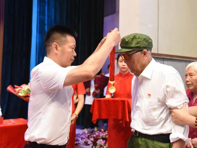 beat365正版唯一官网必一党委副书记、副校长徐长节为老党员颁发“光荣在党50年”纪念章