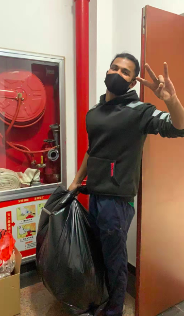 艾比在打扫国际学生公寓