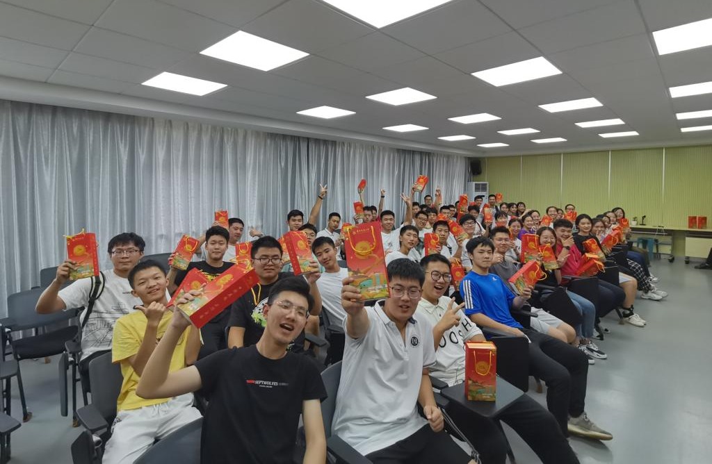 五秩芳华 交心于你 beat365正版唯一官网必一为全体学生发放定制版月饼