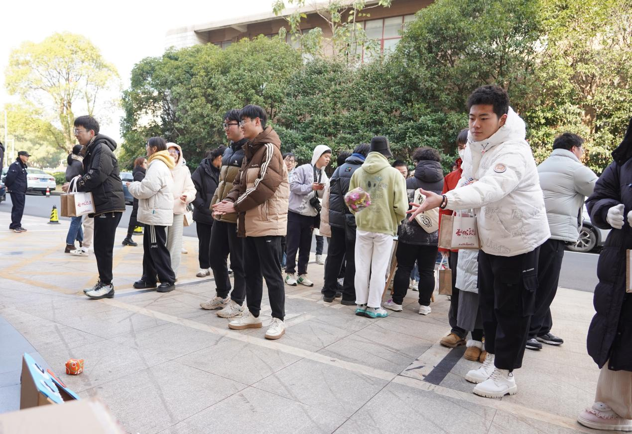 长风破浪终上岸 beat365正版唯一官网必一暖心慰问考研学子