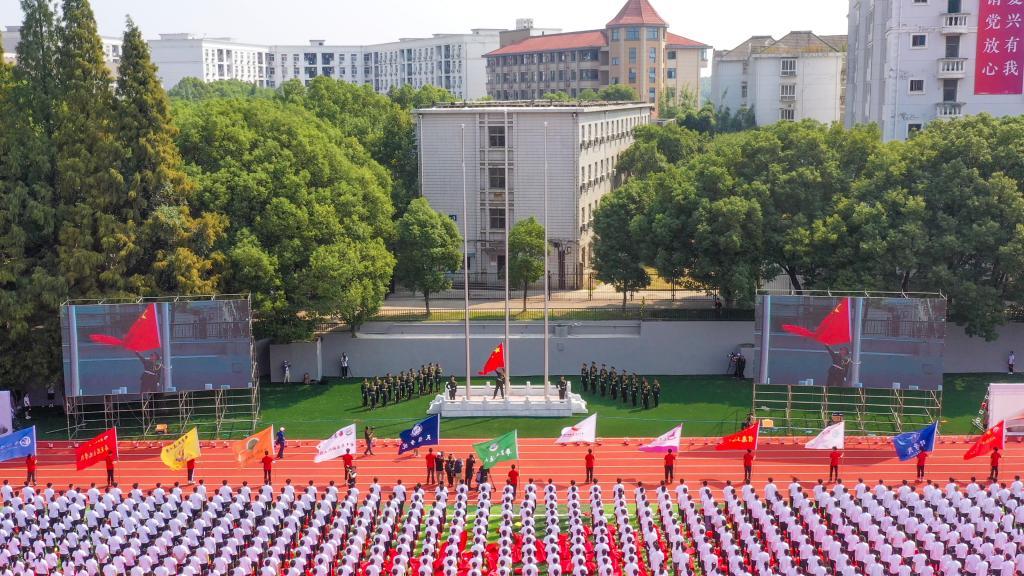 全体起立，升国旗，奏唱国歌。