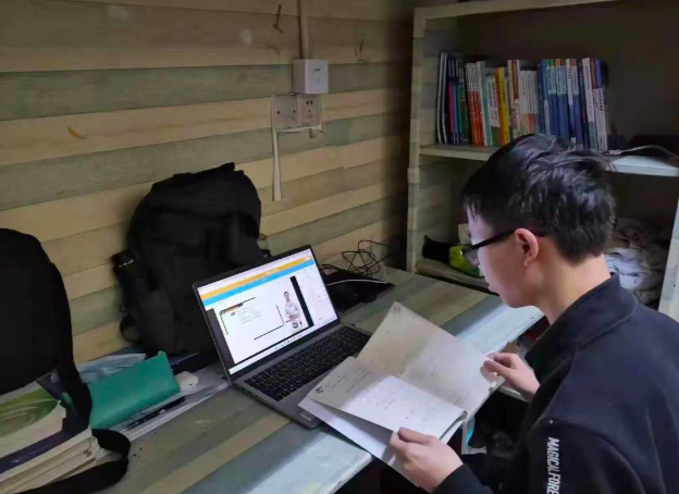 学生正在宿舍上网课