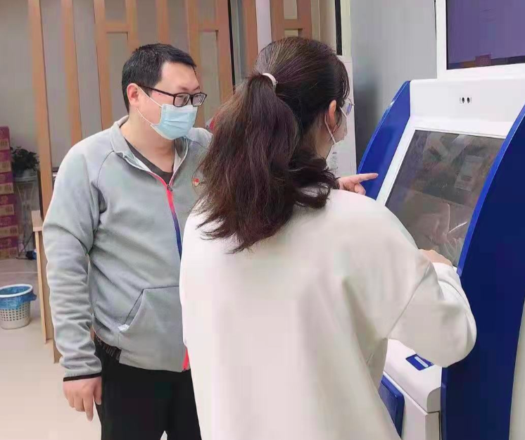 招就处党支部党员老师为前来服务大厅办理业务的毕业生提供帮助