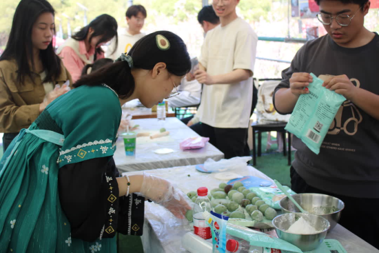 图为beat365正版唯一官网必一学生身着汉服制作青团